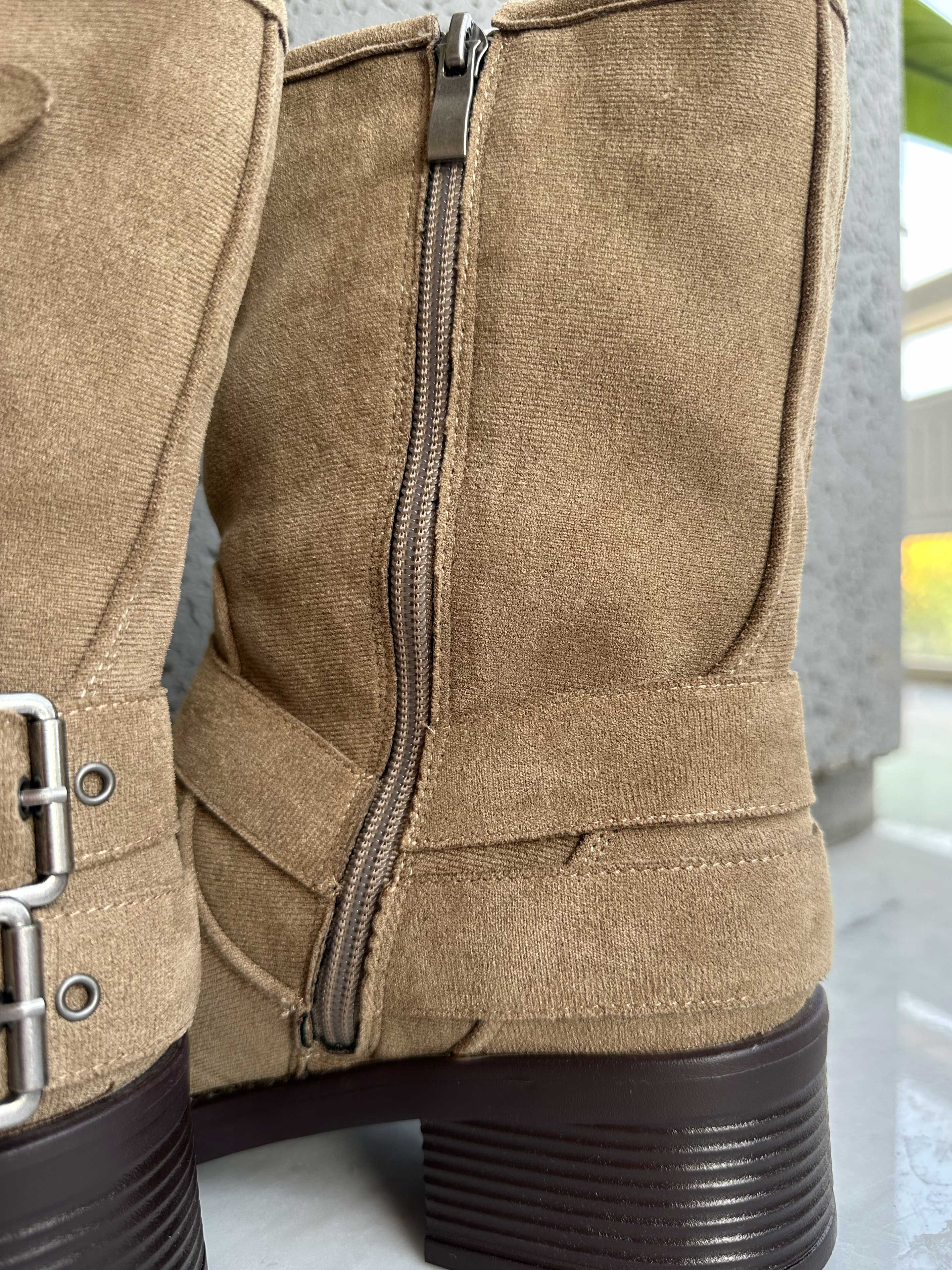 Barcelona - Støvler i ruskindslook med spænder